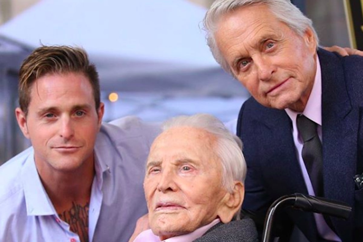 Kirk Douglas (al centro) con il figlio Michael Douglas (a destra) e il nipote Cameron (a sinistra)