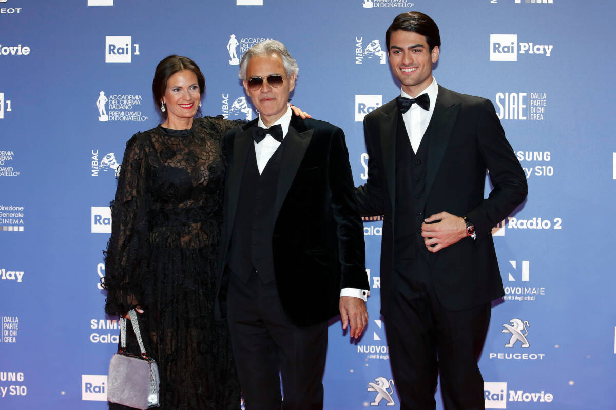 Matteo Bocelli / Il figlio di Andrea e Jennifer Lopez insieme per la  campagna della Guess