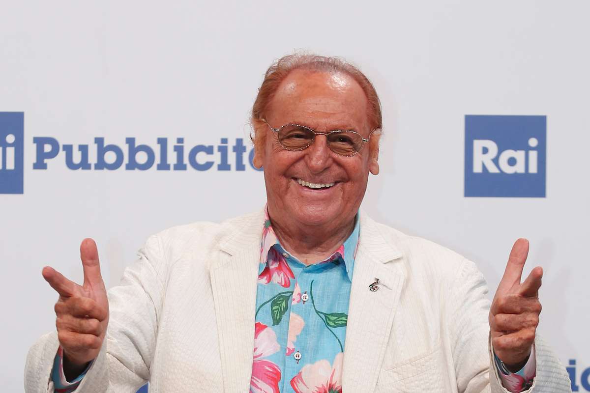 Renzo Arbore nei guai: la villetta ad Ostia è abusiva: arriva la multa