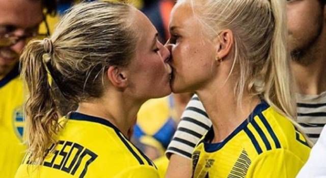 Magdalena Eriksson e Pernille Harder: che bacio ai Mondiali femminili!