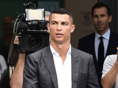 Cristiano Ronaldo, applausi dei tifosi dopo la morte del figlio: il video