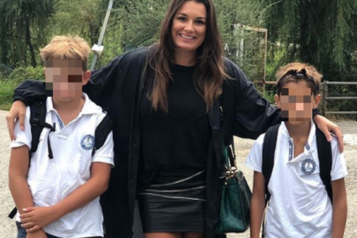 Alena Seredova torna sulla polemica delle camicie stroppicciate: “Sono una mamma che lavora”