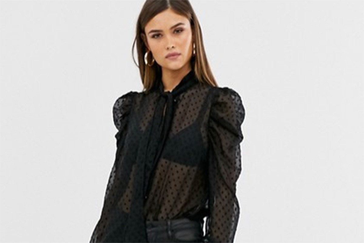 See-through: la blusa must have della fredda stagione è trasparente