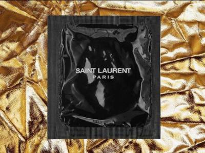 Saint Laurent lancia il condom… firmato! Ecco come il sesso diventa chic