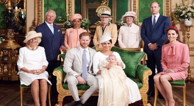 Royal Family da copertina: i messaggi segreti dei Windsor passano dagli abiti ufficiali