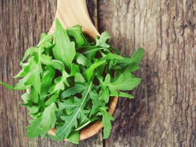 Foglie di rucola cucchiaio di legno