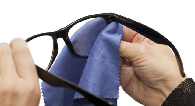 Come pulire gli occhiali senza aloni e residui: i rimedi naturali