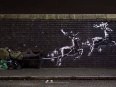 Banksy, l’opera d’arte che commuove: trasforma un senzatetto in Babbo Natale