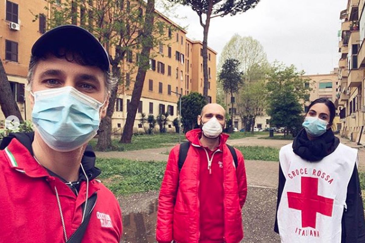 Raul Bova e Rocio Munoz Morale volontari della Croce Rossa Italiana