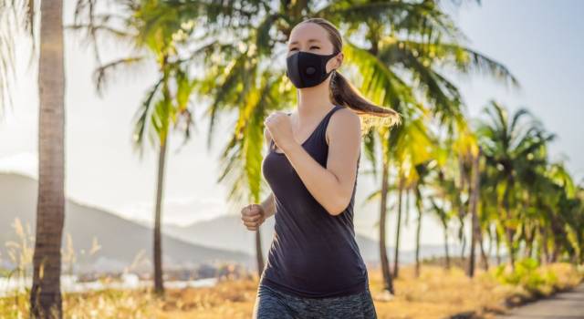 Correre con la mascherina fa bene? I rischi per la salute