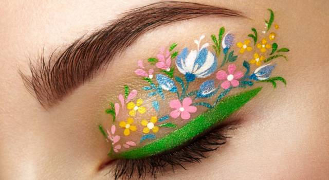 L&#8217;eyeliner è in fiore: il nuovo trend dell&#8217;estate 2020 a prova di influencer