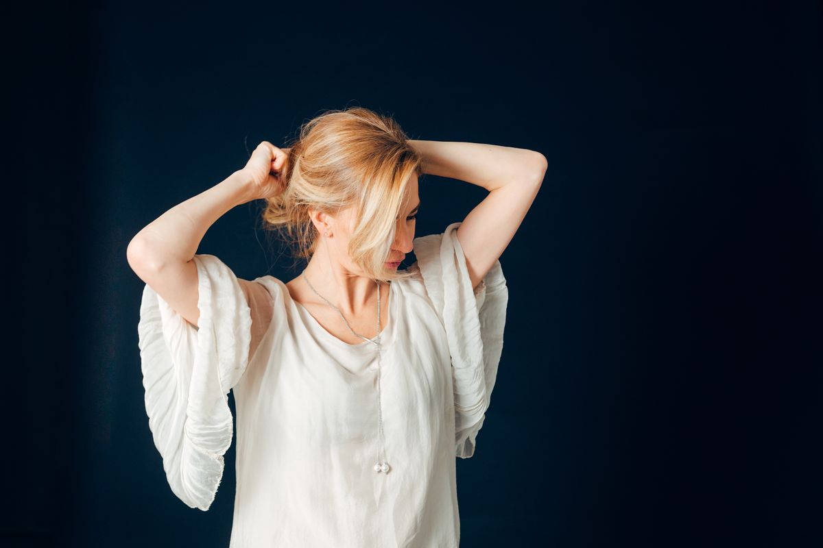 Ragazza che si lega i capelli