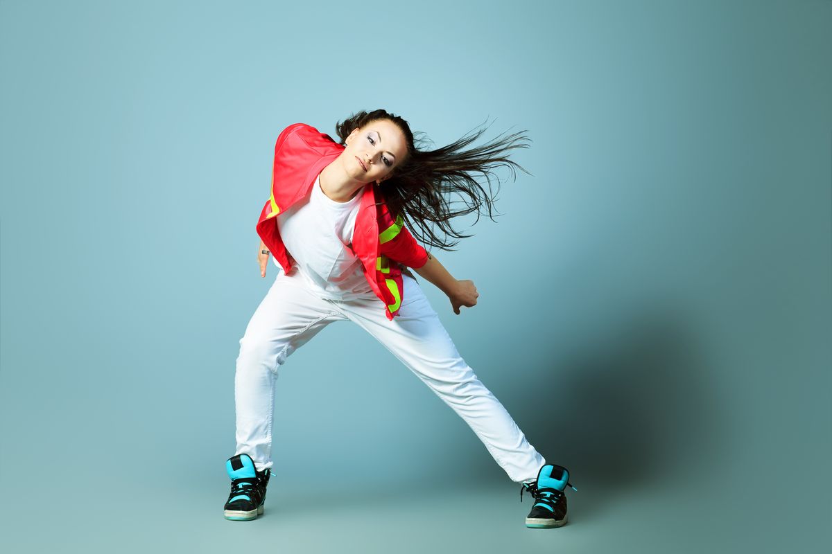 Ragazza che balla con sneakers