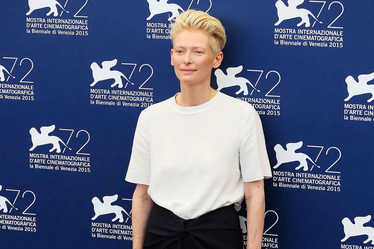 Tilda Swinton sul red carpet con una mascherina d’oro per omaggiare Venezia