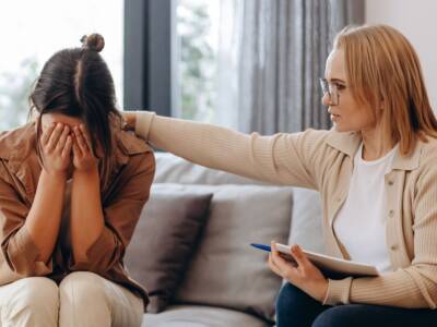 Ragazza disperata parla con la psicologa