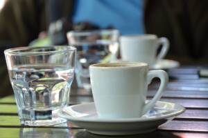 Bicchiere d'acqua con tazzina di caffè