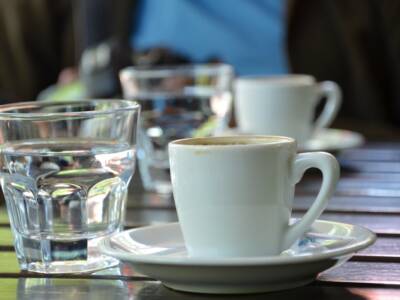 Bicchiere d'acqua con tazzina di caffè