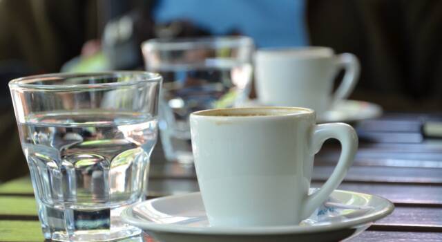 L&#8217;acqua va bevuta prima o dopo il caffè? La risposta della scienza