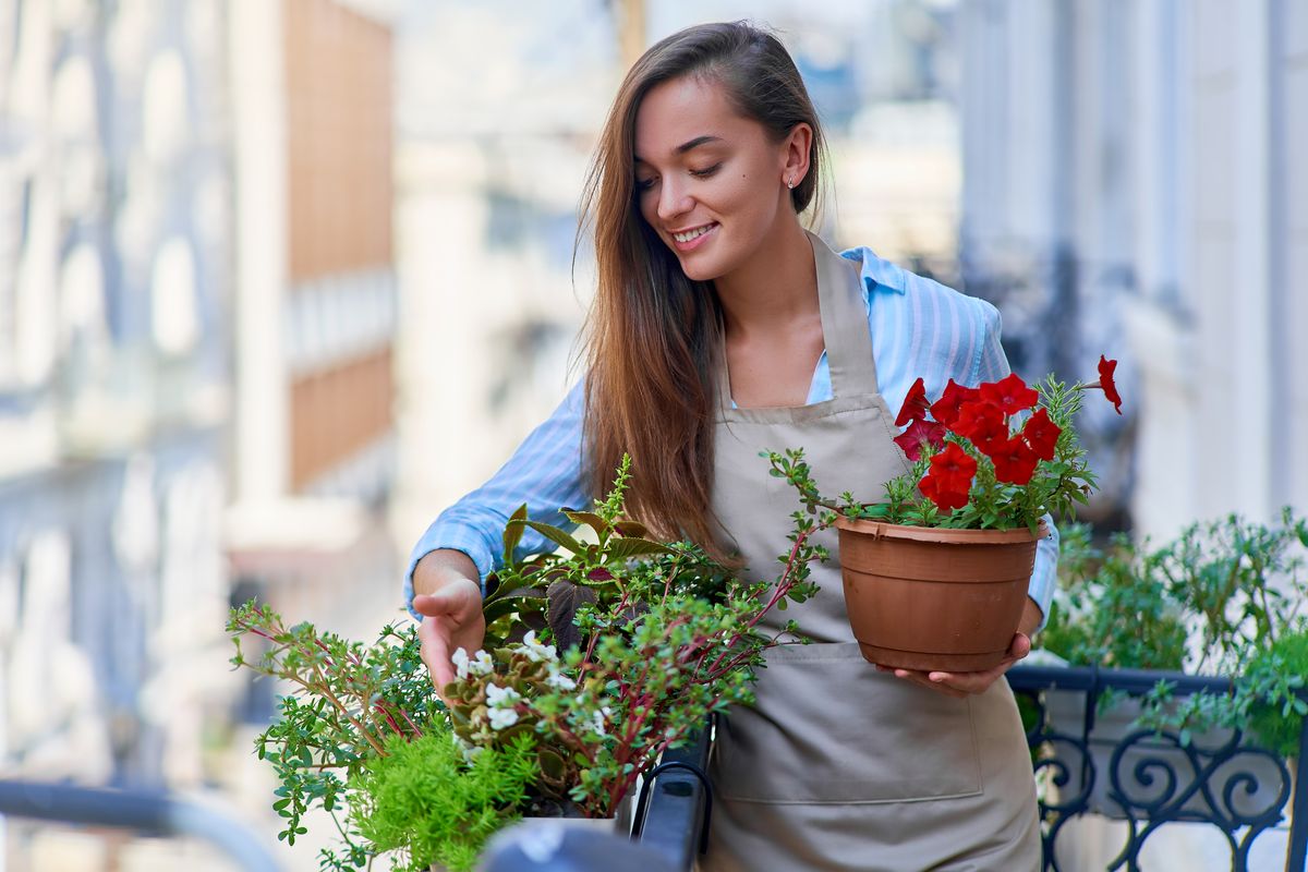 Donna cura le piante da esterno