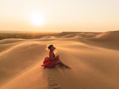 Ragazza elegante deserto