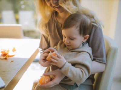 Bambino che mangia un'arancia