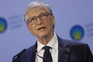 Bill Gates con giacca e cravatta