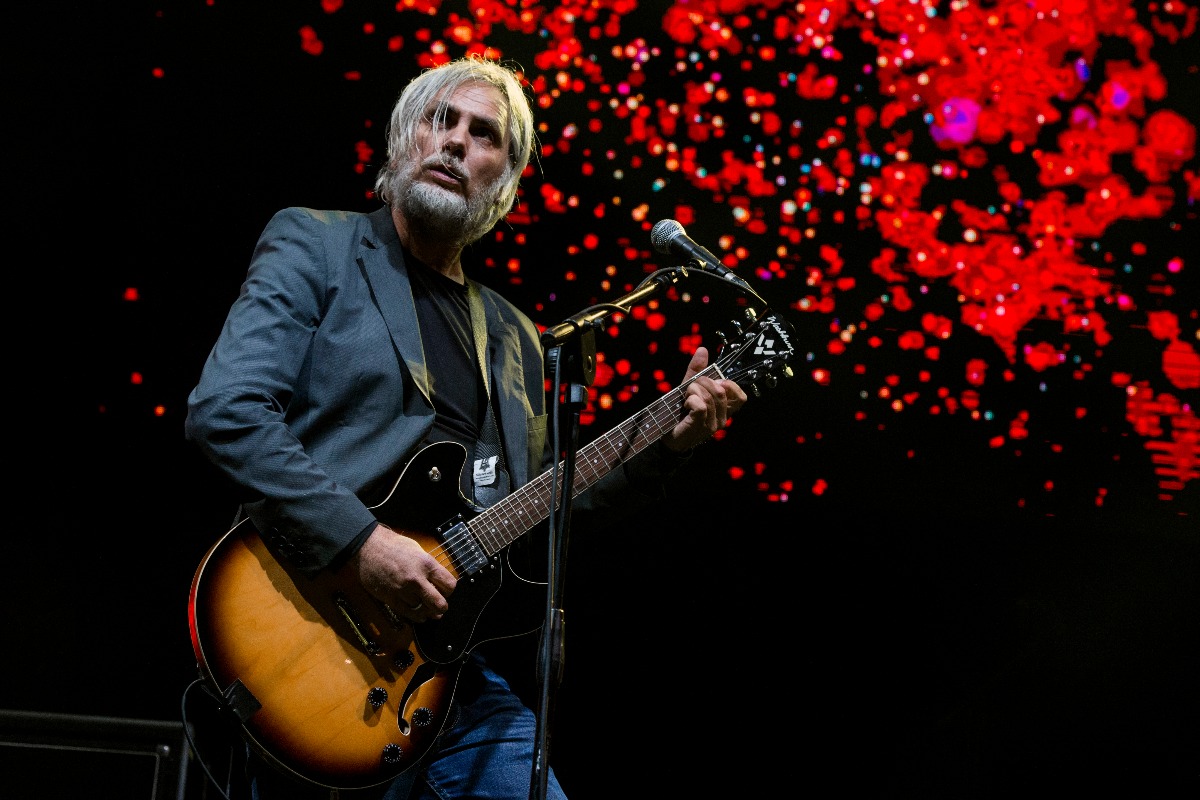 Paolo Benvegnù imbraccia una chitarra