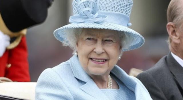 La regina Elisabetta è positiva al Covid: la nota di Buckingham Palace