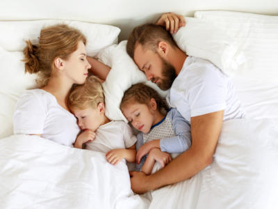 Famiglia che dorme nel lettone