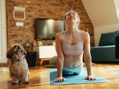 yoga esercizi in casa con cane