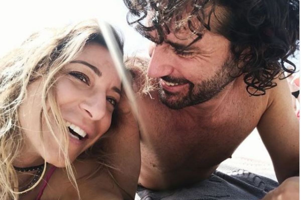 Elisabetta Simone e Luca Cenerelli in vacanza: baci appassionati e coccole