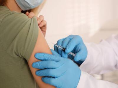 Medico si presenta all’hub vaccinale con un braccio di silicone: denunciato