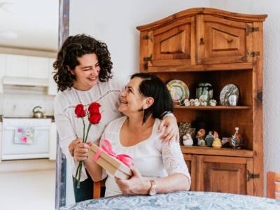 mamma e figlia fiori rose