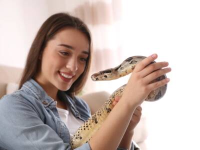 ragazza con boa constrictor