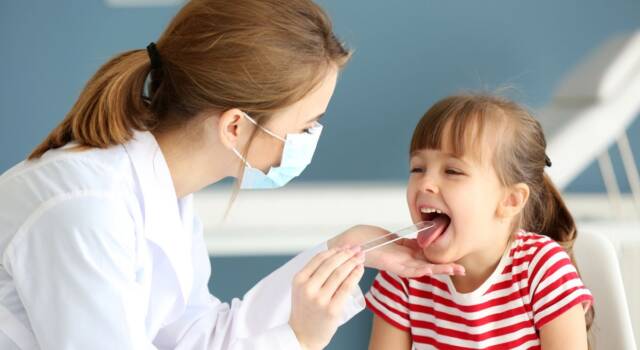 Consigli per affrontare il mal di gola nei bambini