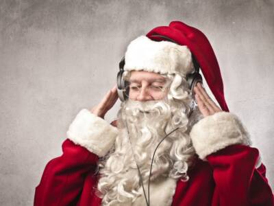 babbo natale che ascolta la musica