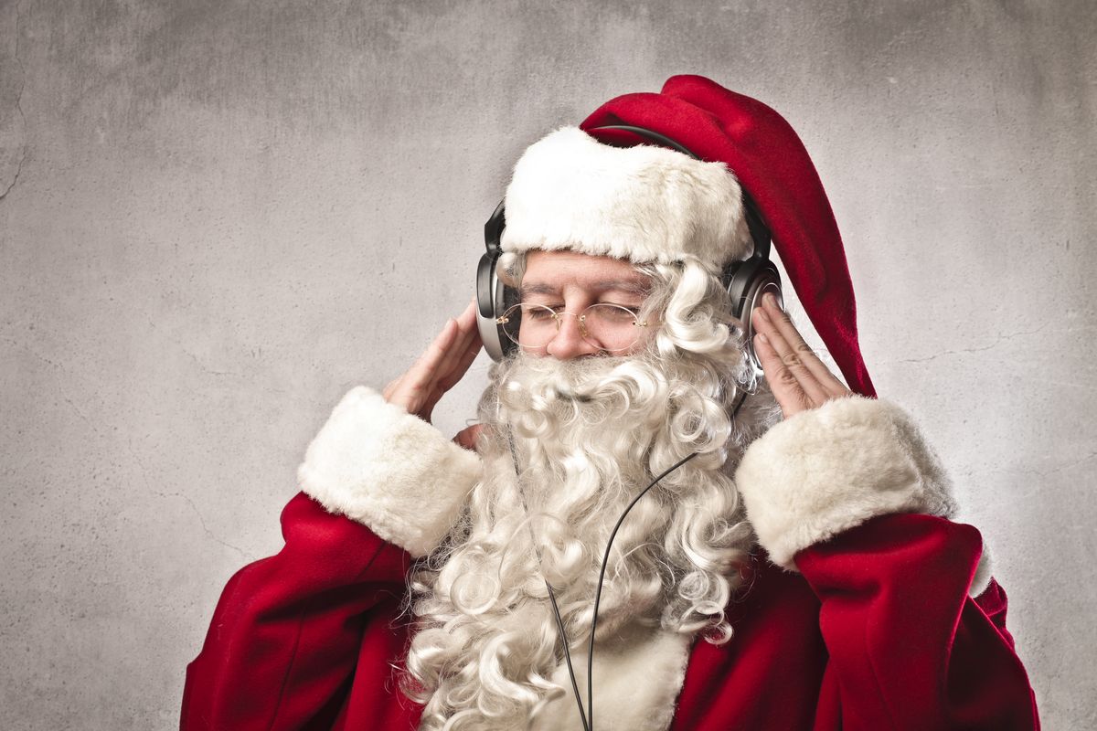 babbo natale che ascolta la musica