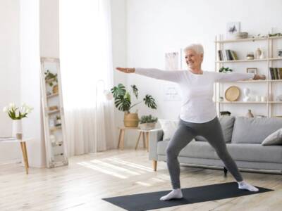 Donna che fa ginnastica dolce a casa