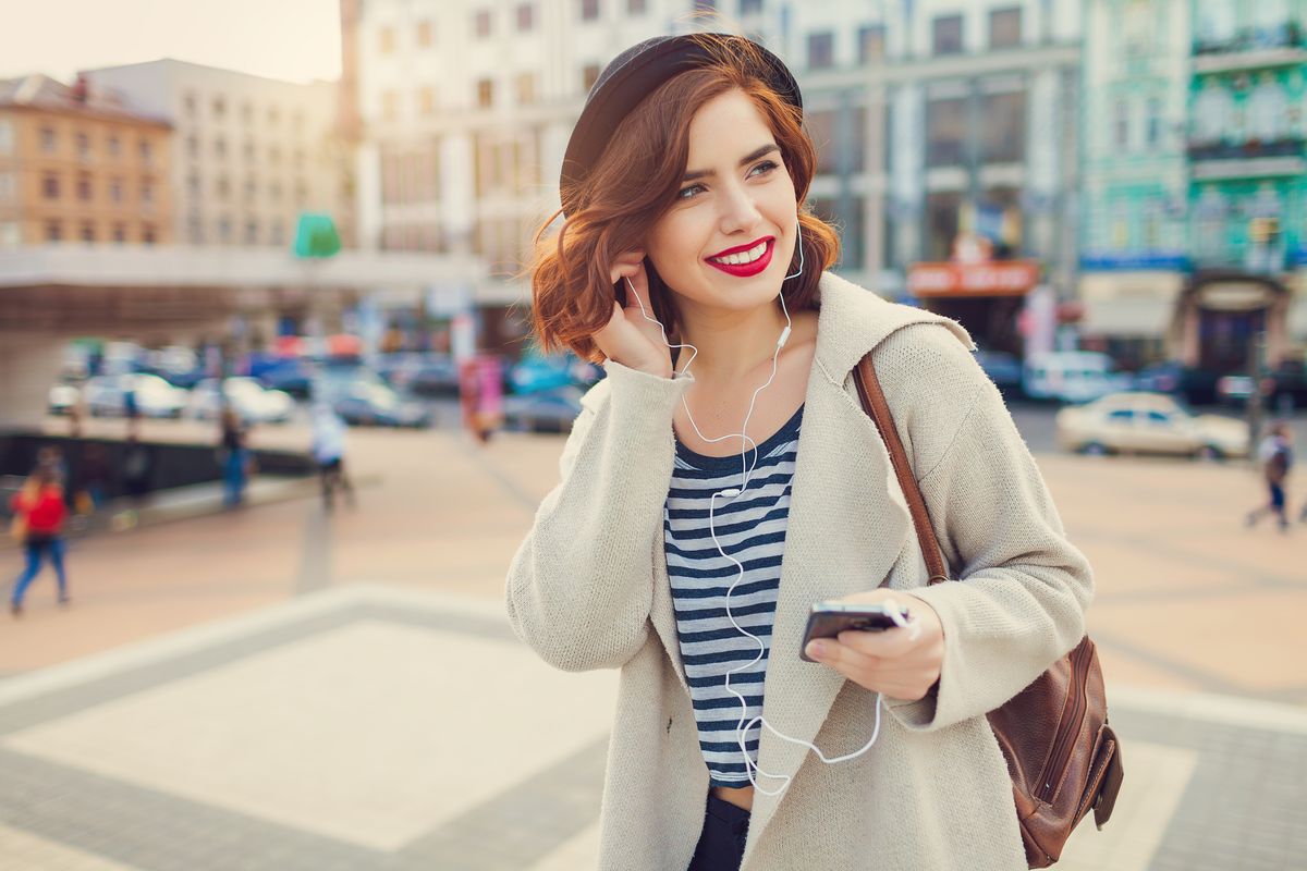 Accessori trendy alert: le cuffiette con i fili non sono mai state così fashion