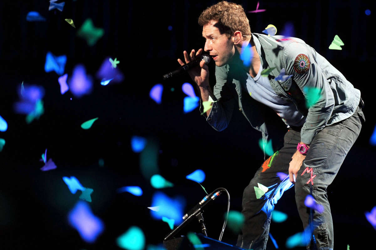 Paura per Chris Martin: il frontman dei Coldplay cade in una botola durante il concerto