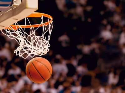 Pallone basket nel canestro