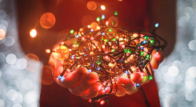 Come smontare le luci di Natale senza ingarbugliarle? Ecco il modo migliore