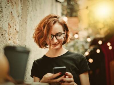 ragazza sorriso telefono smartphone