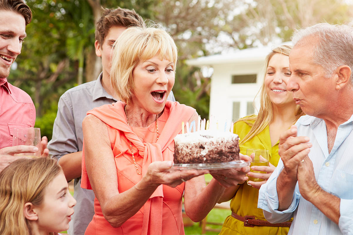 famiglia multi generazione festeggia compleanno