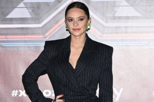 Francesca Michielin a X Factor con un elegante tailleur gessato