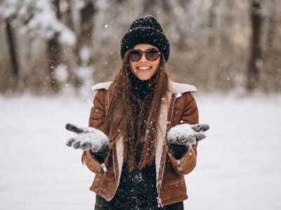 Ragazza con look per la neve