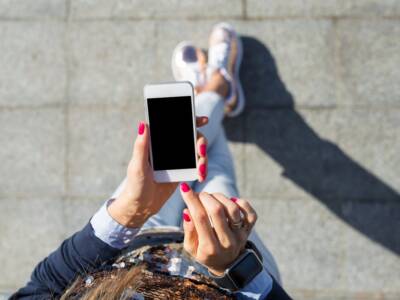 ragazza con smarphone