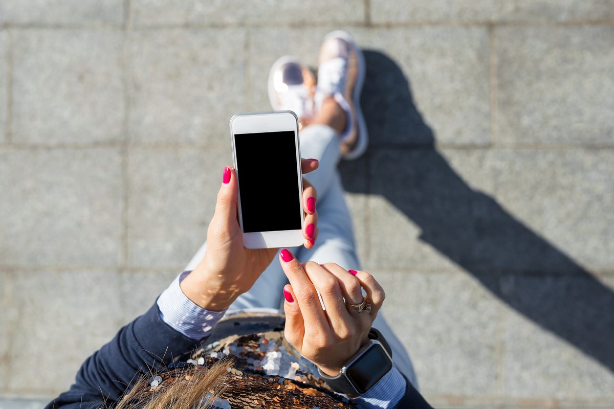 ragazza con smarphone