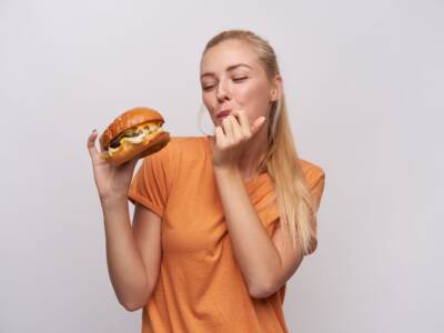 ragazza con hamburger