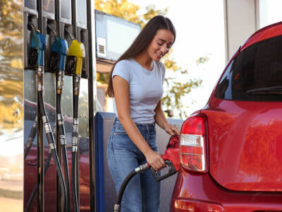 Ragazza che fa benzina